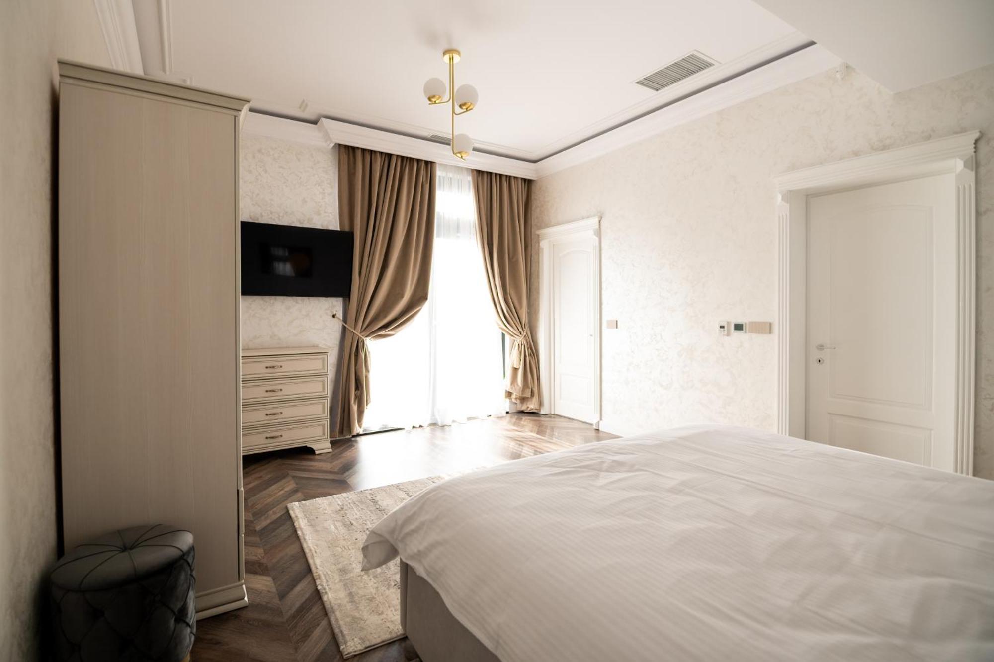 The Penthouse Hotell Vaslui Exteriör bild
