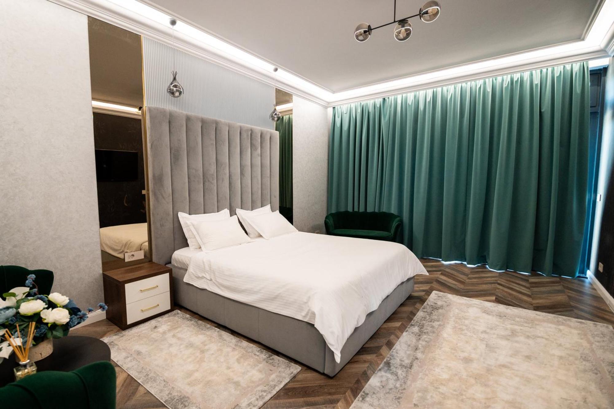 The Penthouse Hotell Vaslui Exteriör bild